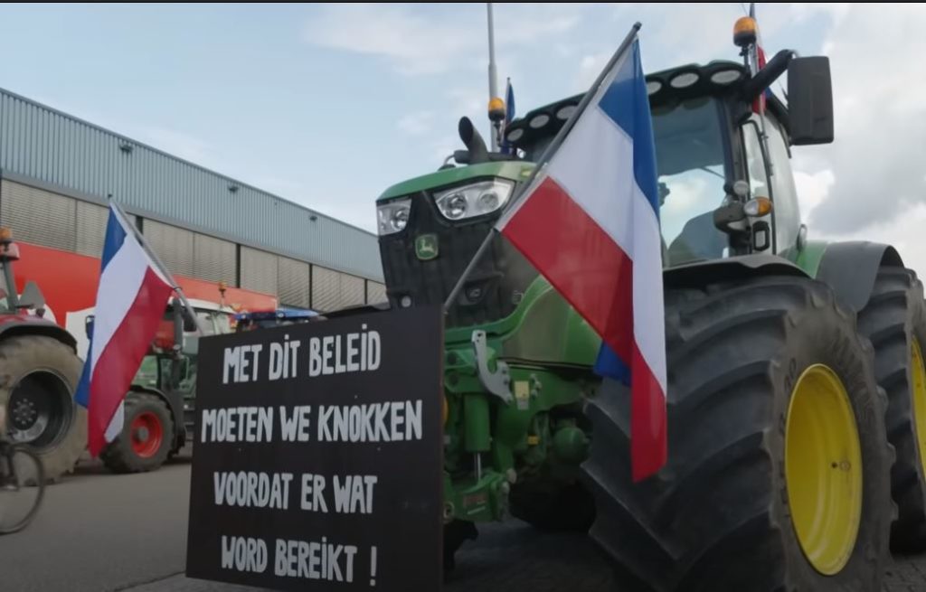 Egyre durvábbak a gazdatüntetések Hollandiában: egy traktort lövedék talált el, akadozik a zöldség és gyümölcsszállítás a blokád miatt - Fotó: Al Jazeera YT