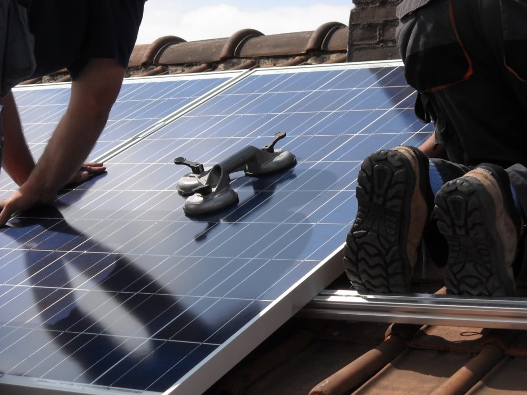 AZ Energiatakarék arra kereste a választ, hogy tényleg kivédhető-e napelemekkel az áramdrágulás és a fogyasztás költsége?