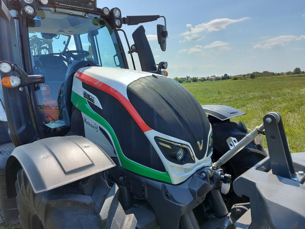 Az agrártámogatások összefoglaló egyik fontos híre: az enyhítés hatására 1,5 millió hektárral lesz nagyobb az Európai Unió mezőgazdaságban művelt területe - Fotó: Magro.hu, CSZS, Pápa, Valtra traktor