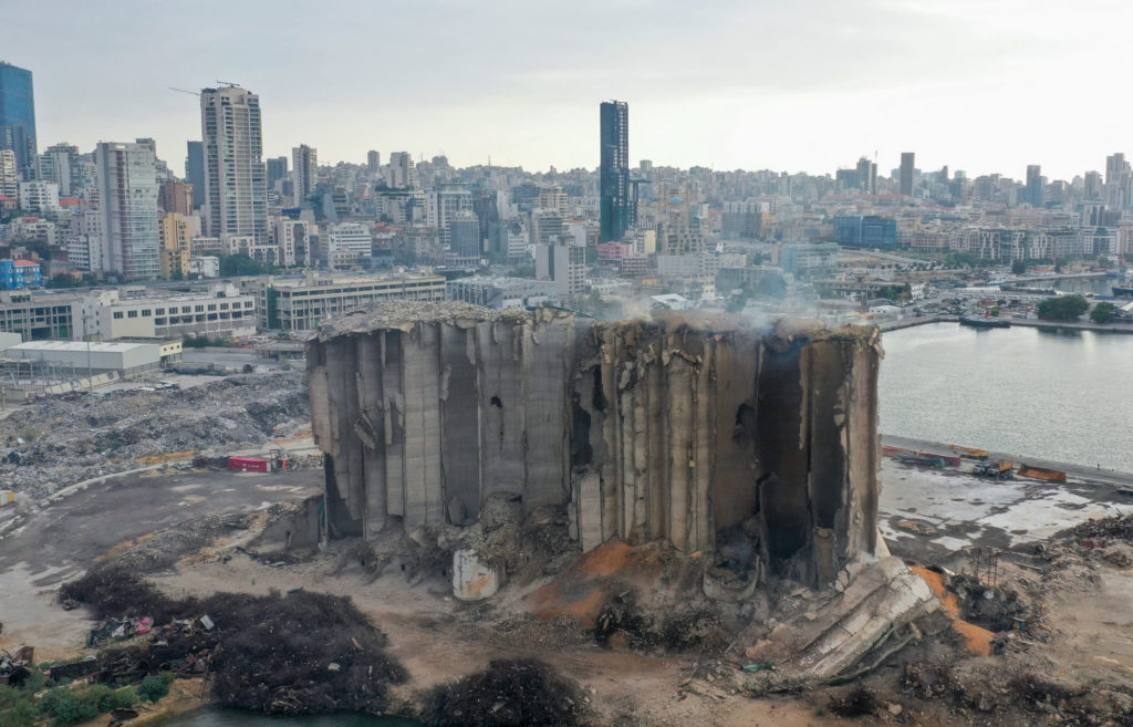 Összedőlt a két évvel ezelőtti bejrúti robbanásban megsérült gabonatározók egy része - Fotó: 444.hu - AFP