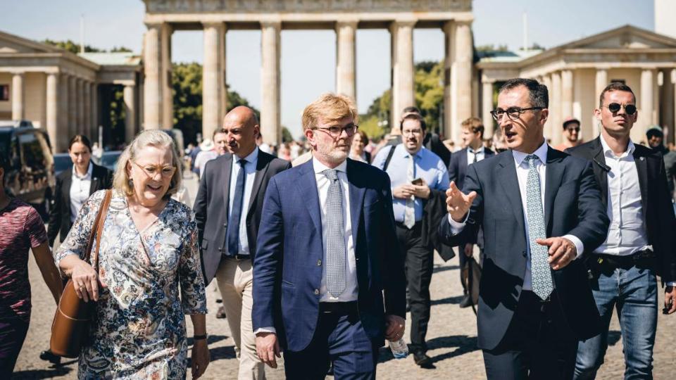 A német szövetségi élelmezésügyi és mezőgazdasági miniszter, Cem Özdemir (jobbra) Berlinben találkozott Marc Fesneau-val (középen), az új francia mezőgazdaságért és élelmiszer-önellátásért felelős miniszterrel - Fotó: BMEL/photothek/Heinl