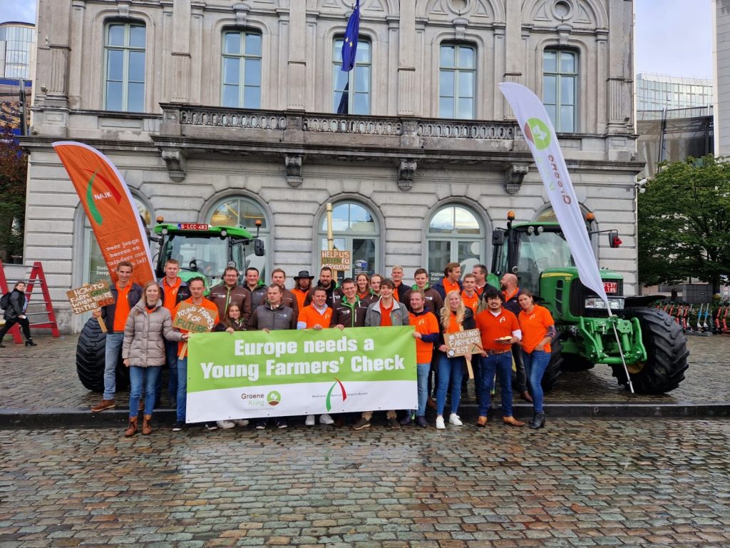 Fiatal gazdák tüntettek az Európai Parlament brüsszeli épülete előtt a környezetvédelmi politika ellen - Fotó: NAJK