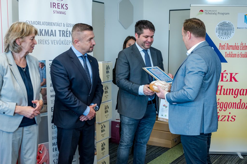 dr. Nobilis Márton, az Agrárminisztérium élelmiszeriparért és kereskedelempolitikáért felelős államtitkára adja át az egyik díjat - Fotó: Lévai Zsolt/NAK
