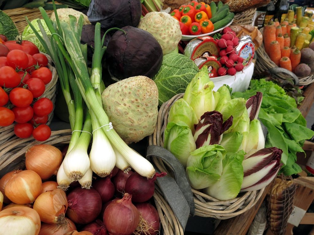 Két tonna jelöletlen zöldség és gyümölcs volt a furgonban Nagyoroszi határában - képünk illusztráció