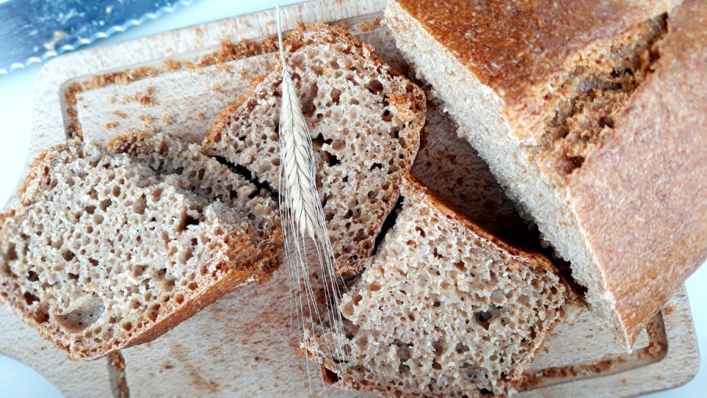 Az alakor kalásza és a gabonából készült kenyér