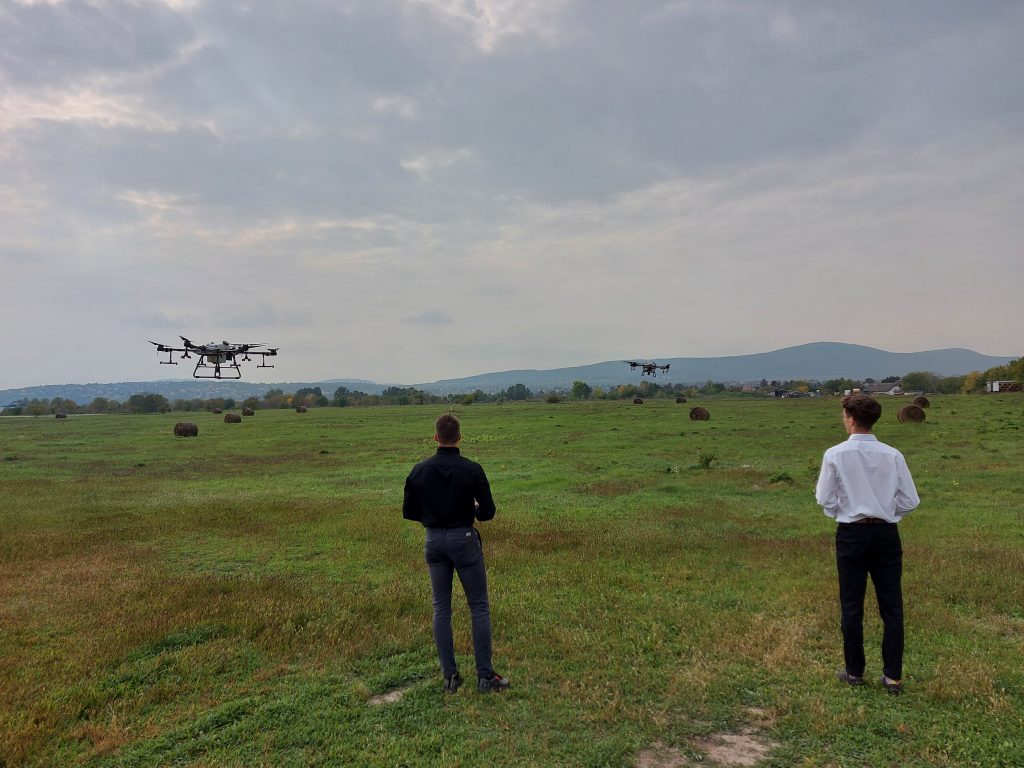 A növényvédelmi drónpilóta képzéssel a szervezők várakozásai szerint mielőbb a magyar gazdák rendelkezésére állhat a korszerű és környezetkímélő drónos permetezési technológia - Fotó: Magro.hu, CSZS, Szentendre