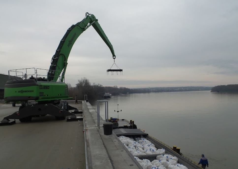 A Sygnus Kereskedelmi Kft. a Duna Paks melletti szakaszán végzi tevékenységét - Fotó: Jusztin Péter, Google Térkép