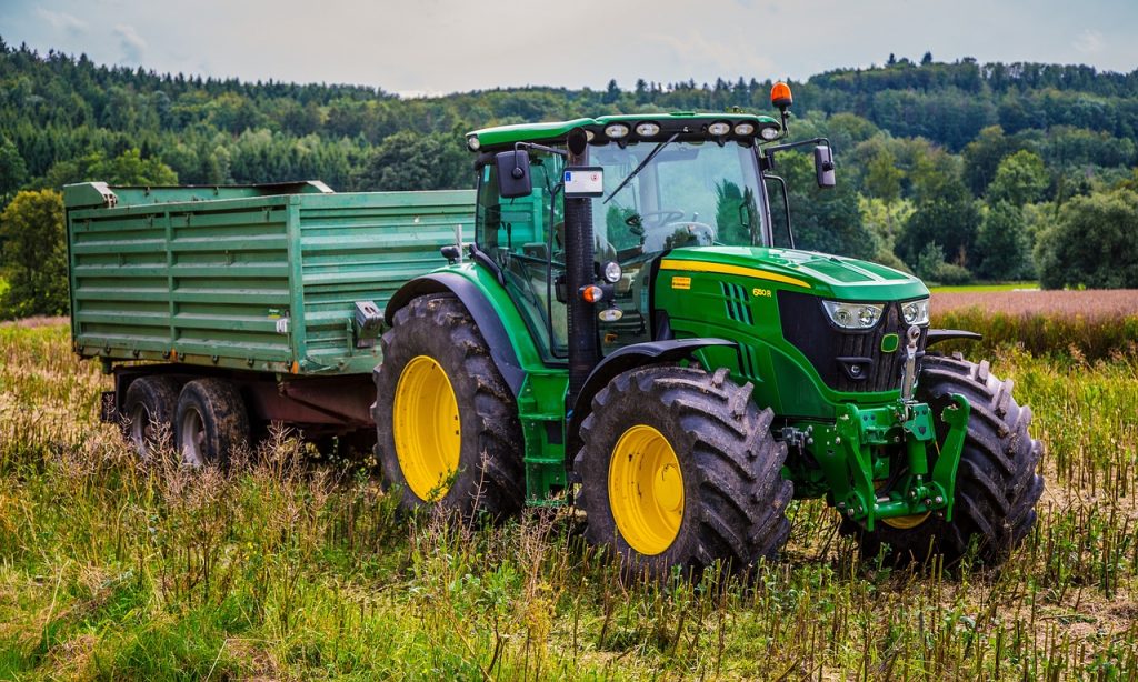 2023 januárjában összesen 276 traktor talált gazdára Magyarországon, ami az egy évvel korábbi mennyiséghez képest 4 darabbal, azaz 1,4 százalékkal jelent kevesebbet, 2022 januárjában ugyanis 280 traktor kelt el. 2021-hez képest viszont durván megnőtt az eladott traktorok száma, akkor mindössze 193 darabot értékesítettek, 43 százalékkal kevesebbet, mint most.