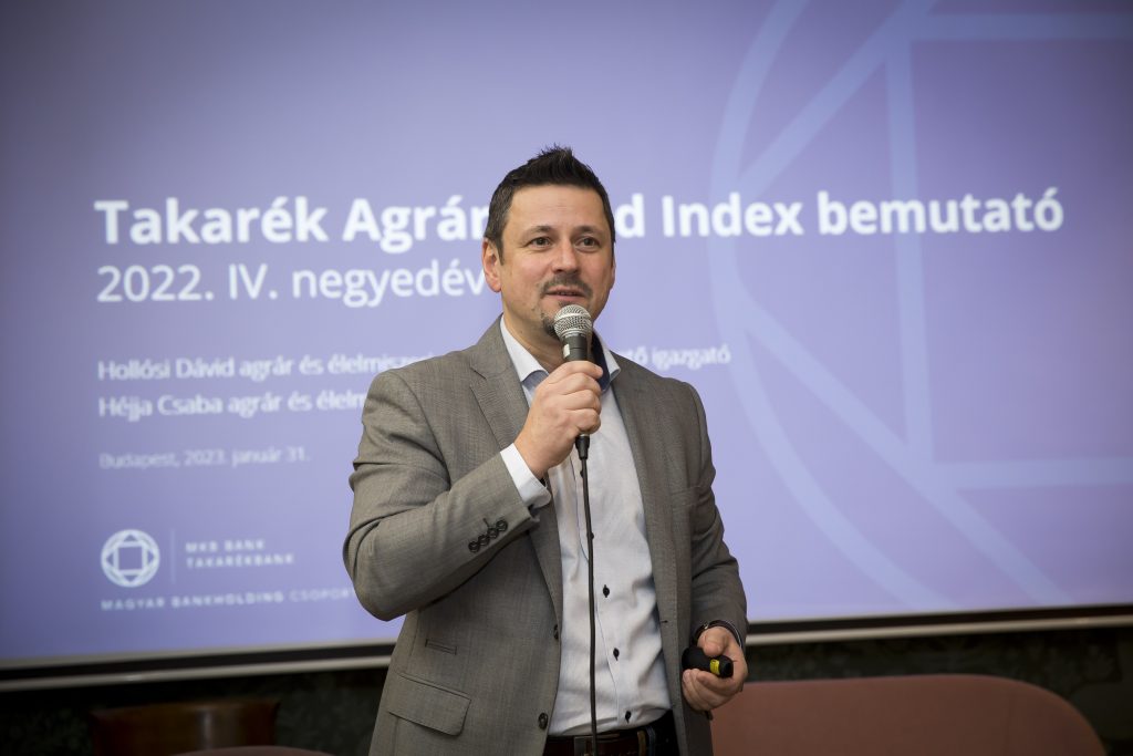 Hollósi Dávid, az MKB Bank és a Takarékbank Agrár- és Élelmiszeripari Üzletágának ügyvezető igazgatója beszél a budapesti sajtótájékoztatón