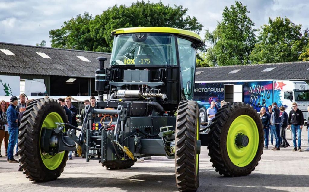 Az E-Ox traktor számos módosításával egy olyan piacképes traktort hoznak létre, amely jobban megfelel a mezőgazdasági ágazatnak 