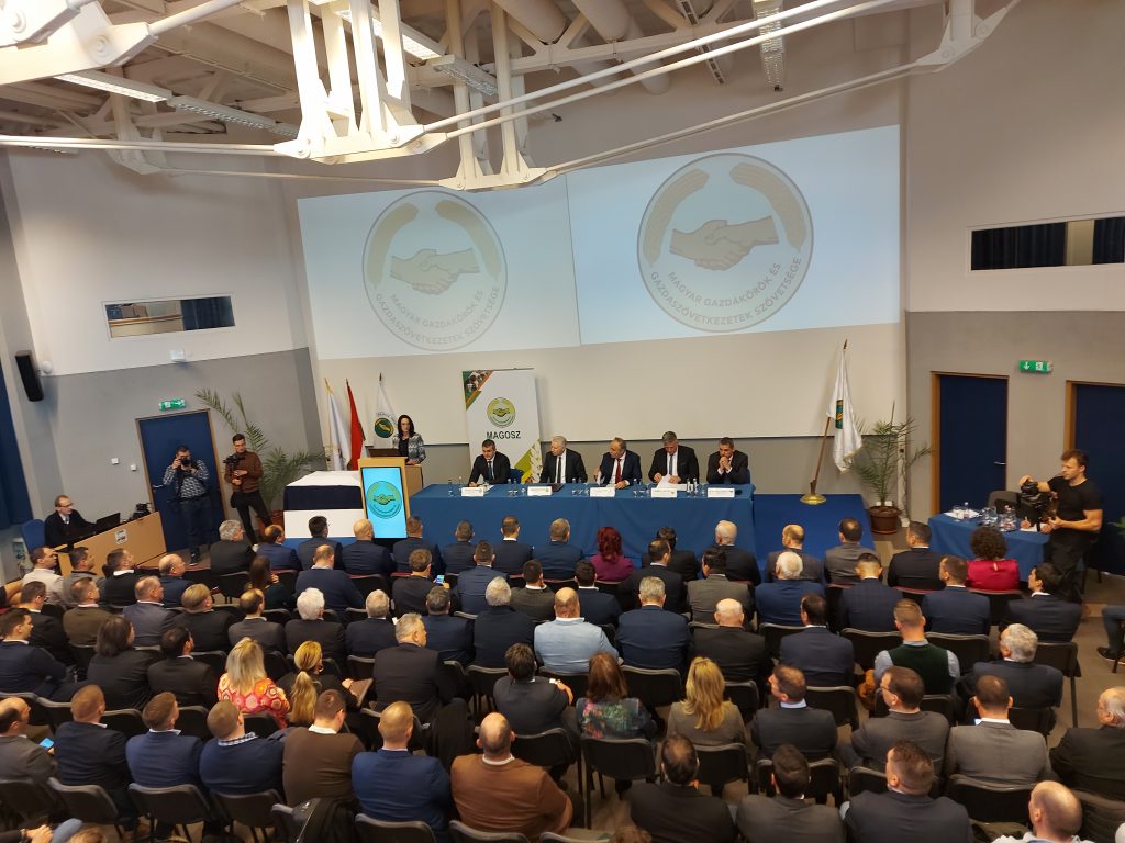 Az Országos Gazdasszony Tagozat elnöke, Nagyné Legény Ildikó beszél a bevezetőben - Fotó: Magro.hu, CSZS, Gödöllő