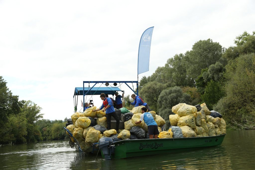 A hulladék gyűjtése a PET Kupa egyik 2022-es akciójában, a Bodrog folyón