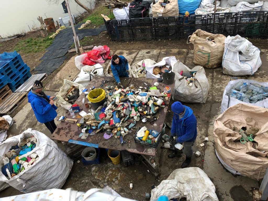 A hulladék válogatása a PET Kupa egyik 2022-es akciójában