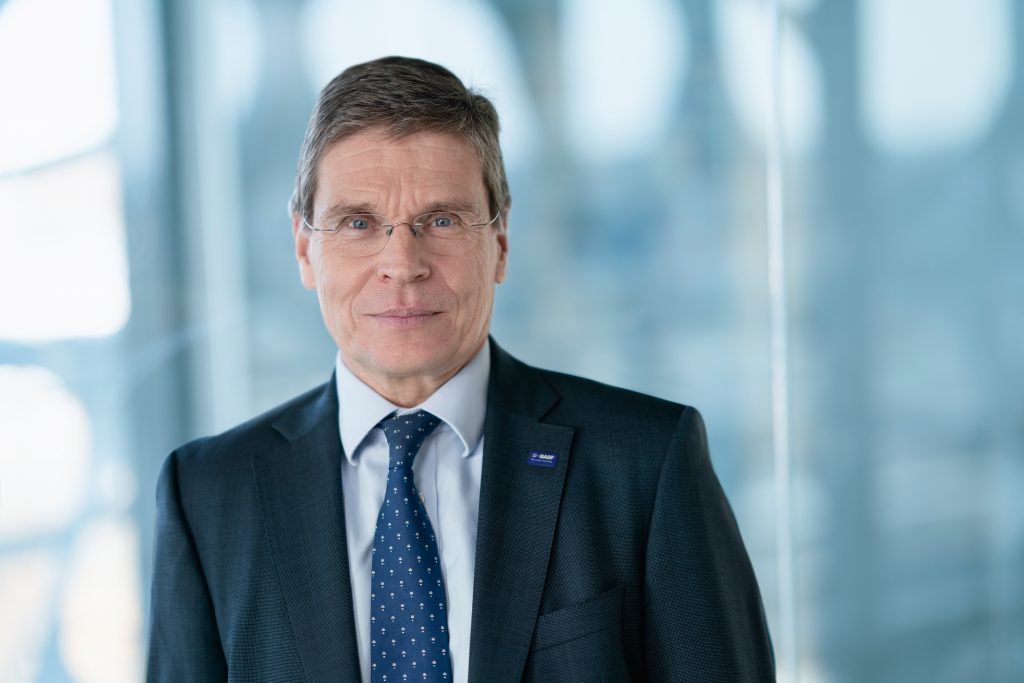 Dr. Hans-Ulrich Engel pénzügyi igazgató