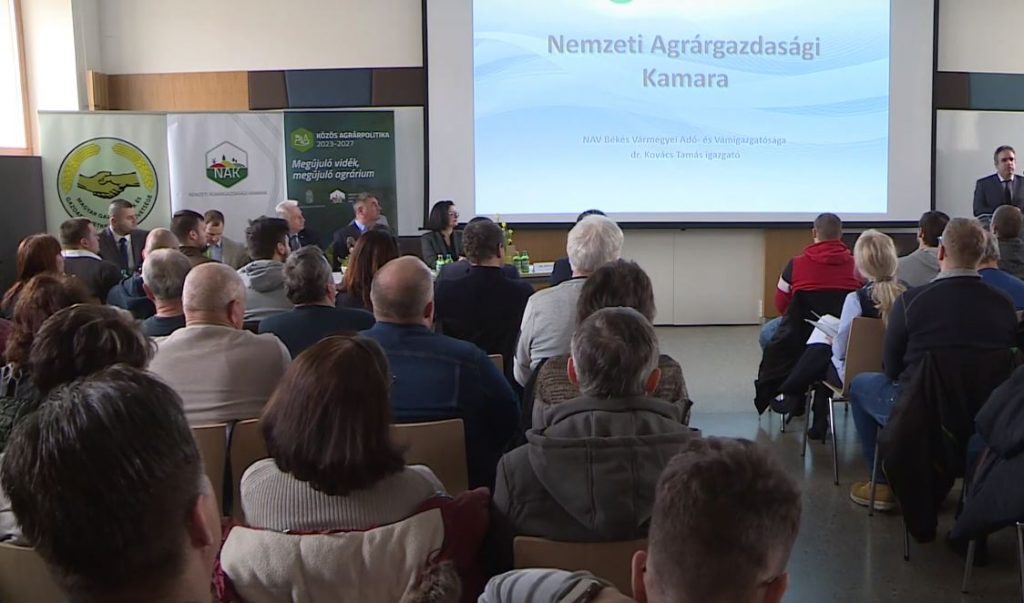 Argárfórumot tartottak a Nemzeti Agrárgazdasági Kamara (NAK) szervezésében a Békés vármegyei Mezőhegyesen, a Nemzeti Ménesbirtok és Tangazdaság Zrt. szakiskolájában - Forrás: Youtube