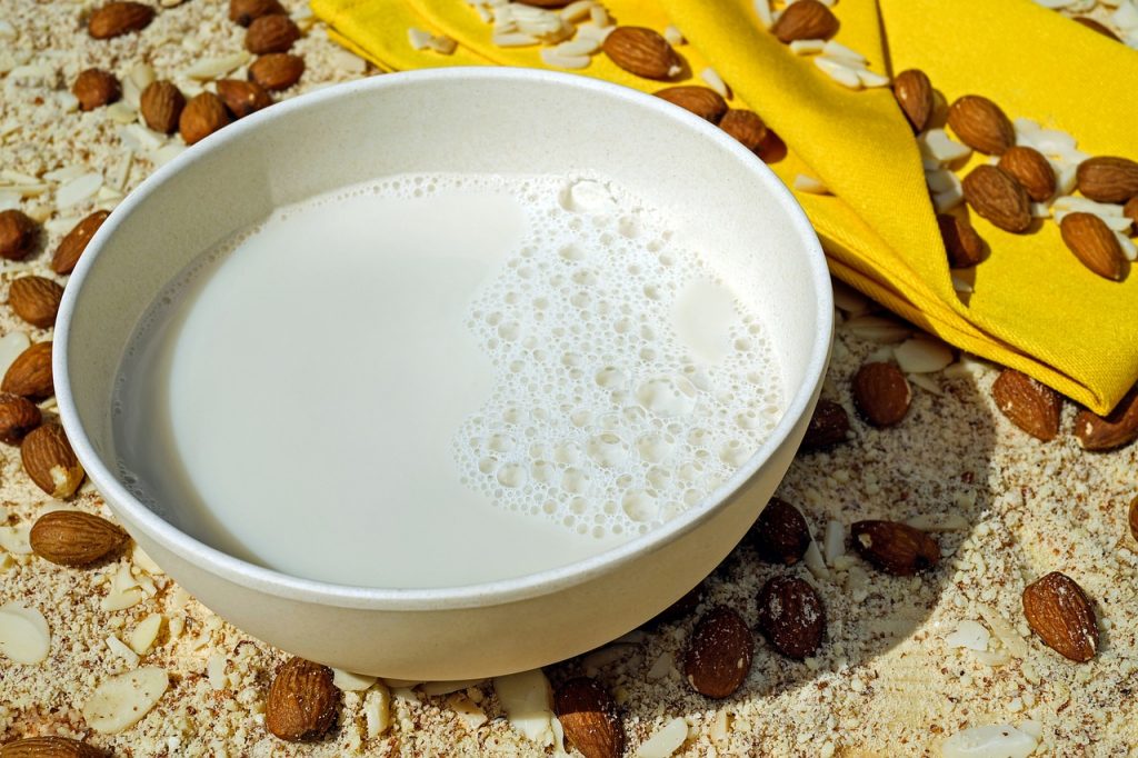 Tej lehet a növényi alapú termékekből: ez Egyesült Államok élelmiszerügyi hatósága azt javasolja, hogy a növényi alapú tejpótló italokat a gyártók "tej" címkével hozhassák forgalomba