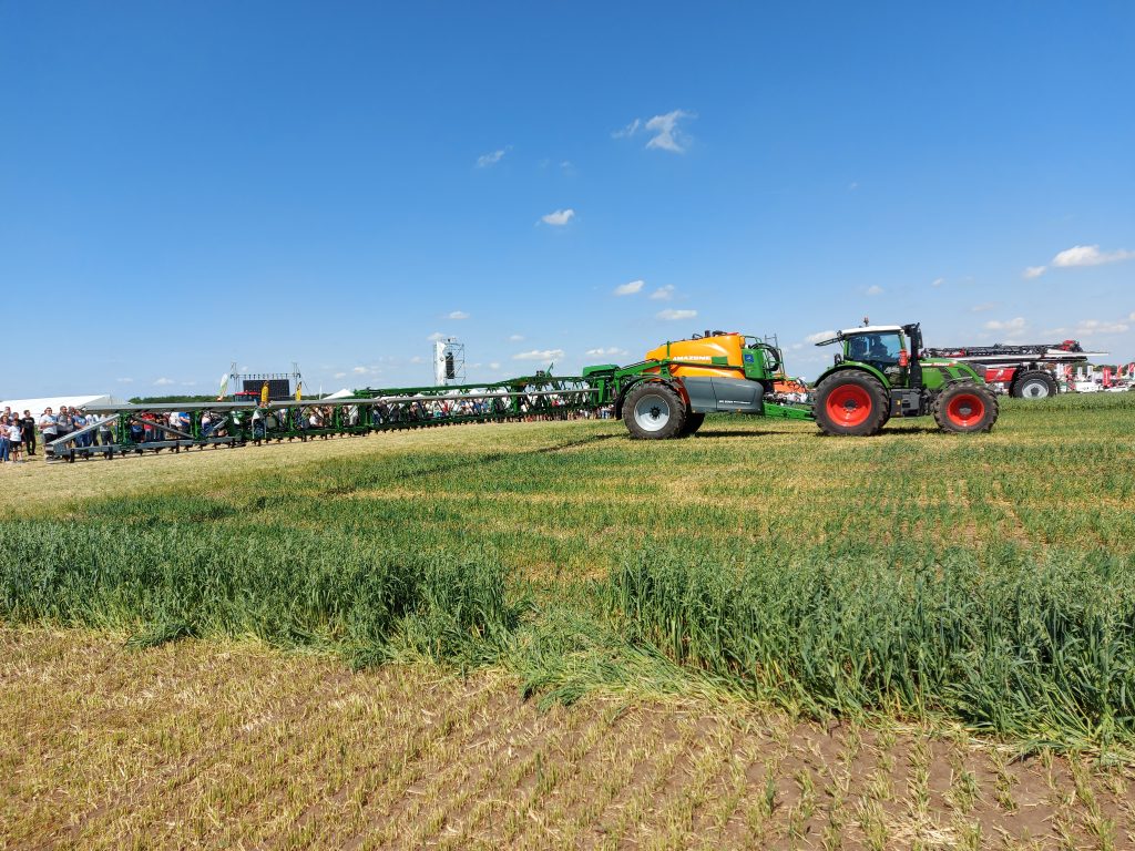 Jóváhagyta az Európai Parlament a mezőgazdasági input- és termelési statisztikákra (SAIO) vonatkozó új rendeletet. Ezzel 2028-ban kötelezővé válik az európai gazdálkodók számára az éves peszticidhasználat nyilvántartása - Fotó: Magro.hu, CSZS, Mezőfalva