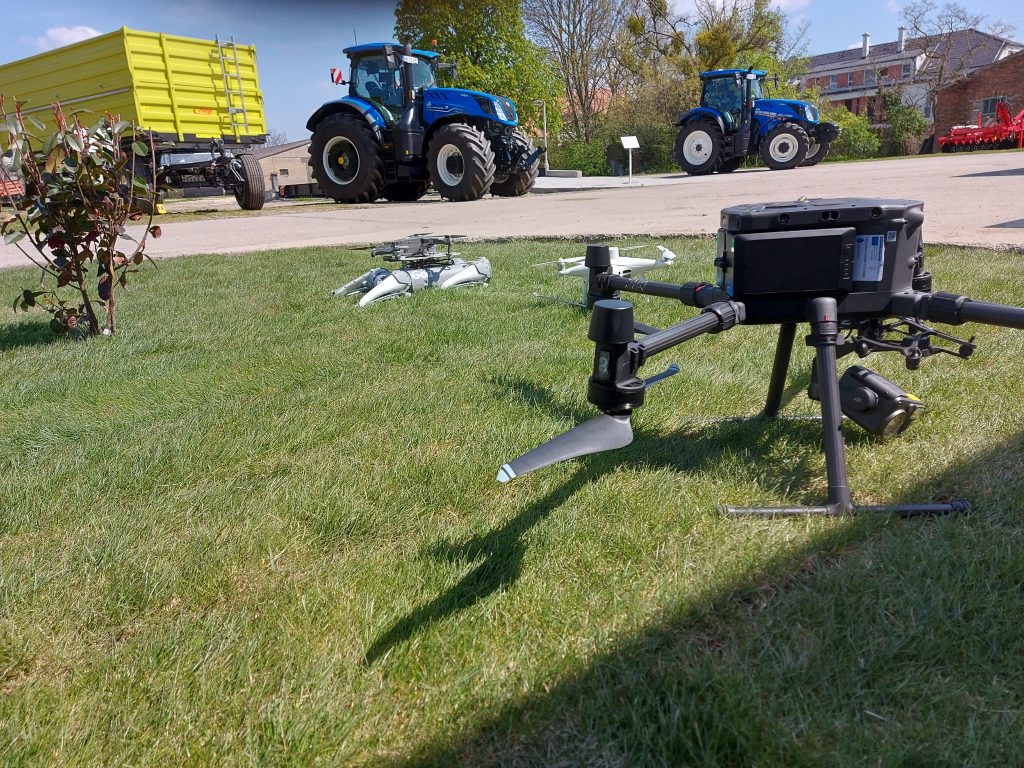 Drónok, New Holland traktorok és munkagépek a tangazdaság fejlesztései között - Fotó: Magro.hu, CSZS, Mosonmagyaróvár