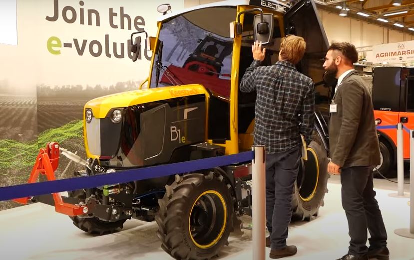 Új elektromos traktort fejleszt a belga Keestrack gépgyártó, itt a bolognai EIMA kiállításon látható