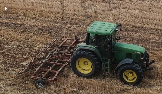  Vannak olyan esetek, amikor a mezőgazdasági gépeknek egyenetlen talajon és lejtőkön kell dolgozniuk, az RTK-jelkimaradások vagy a pozicionálási mód változása elkerülhetetlen eltéréseket és hibákat okoznak