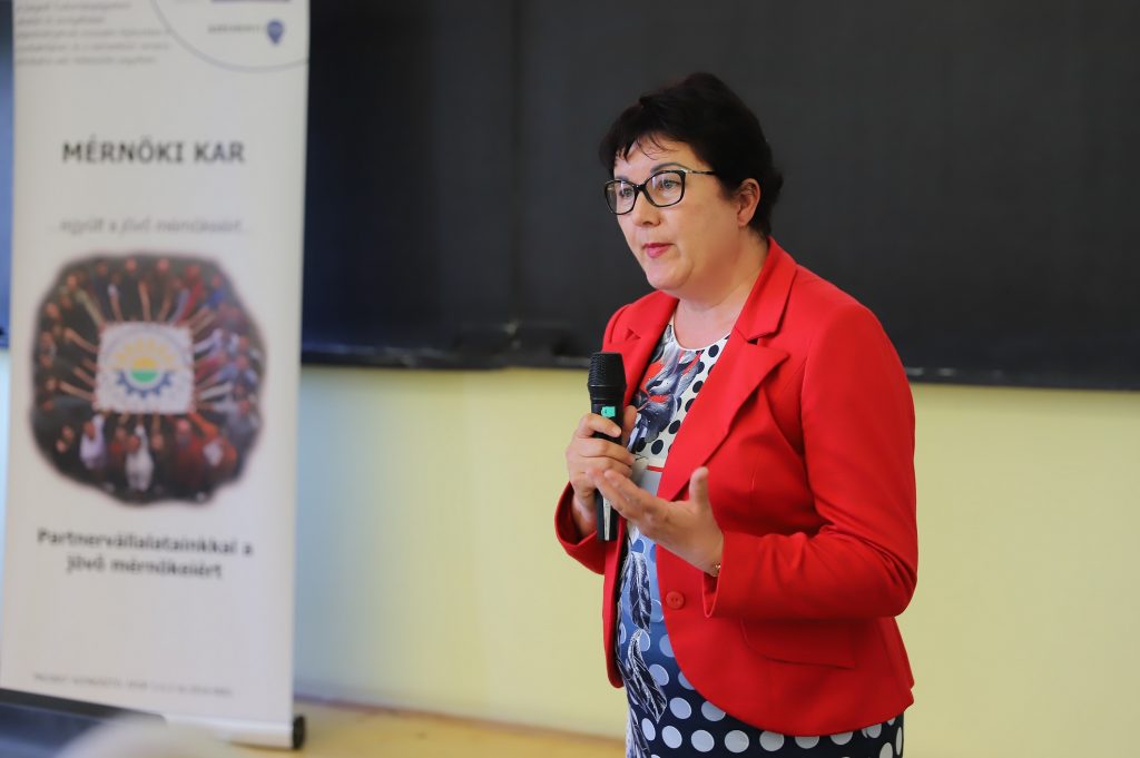 Interjút adott az OTDK születésnapi rendezvényén Prof. Dr. Bánáti Diána, az SZTE Mérnöki Karának tudományos dékánhelyettese - Fotó: Szegedi Tudományegyetem