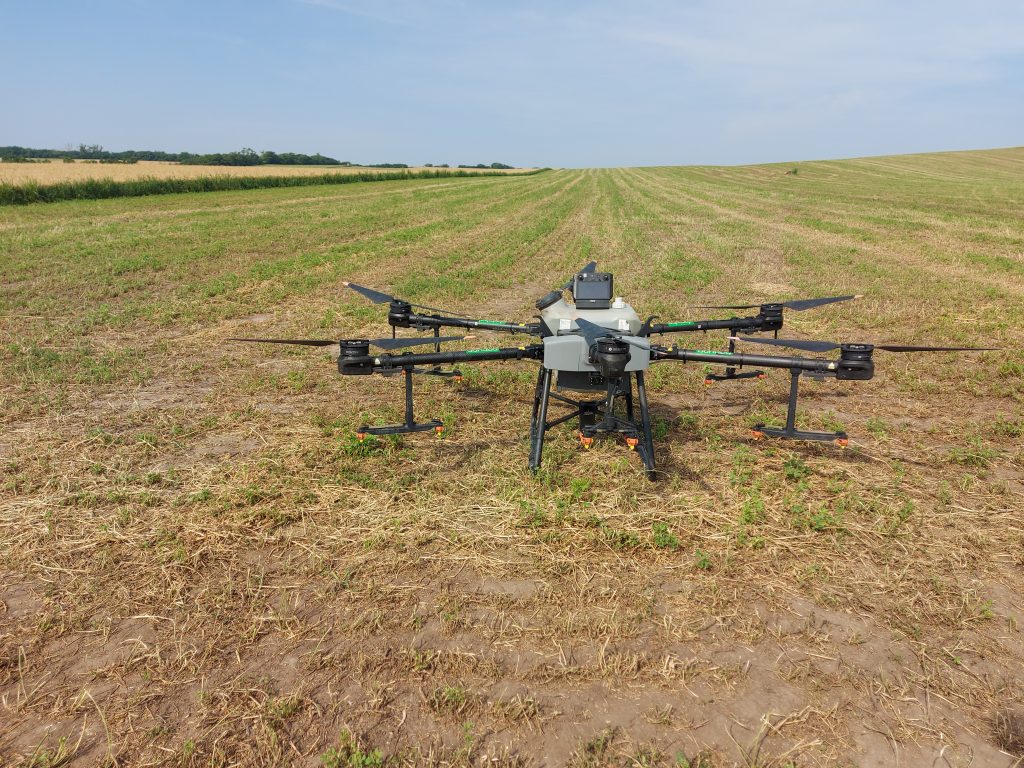 A drónok használata nem csak mérnöki szintű, hanem sokkal nagyobb számban középfokú, technikusi szintű munkaerőt is igényel, ennek az igénynek a kielégítését szolgálja a növényvédelmi drónpilóta képzés - Fotó: Magro.hu, CSZS, Sáregres, DJI permetező drón, 2023