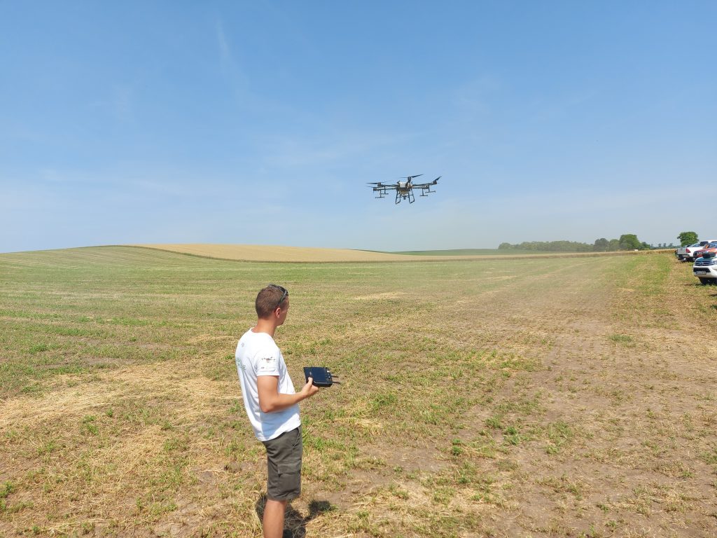 A nyilvántartásba csak olyan személyt jegyeznek be, akinek van hatályos – a kategóriának megfelelő – drónpilóta igazolványa és növényvédelmi drónpilóta szakképesítése - Fotó: Magro.hu, CSZS, Fejér megye