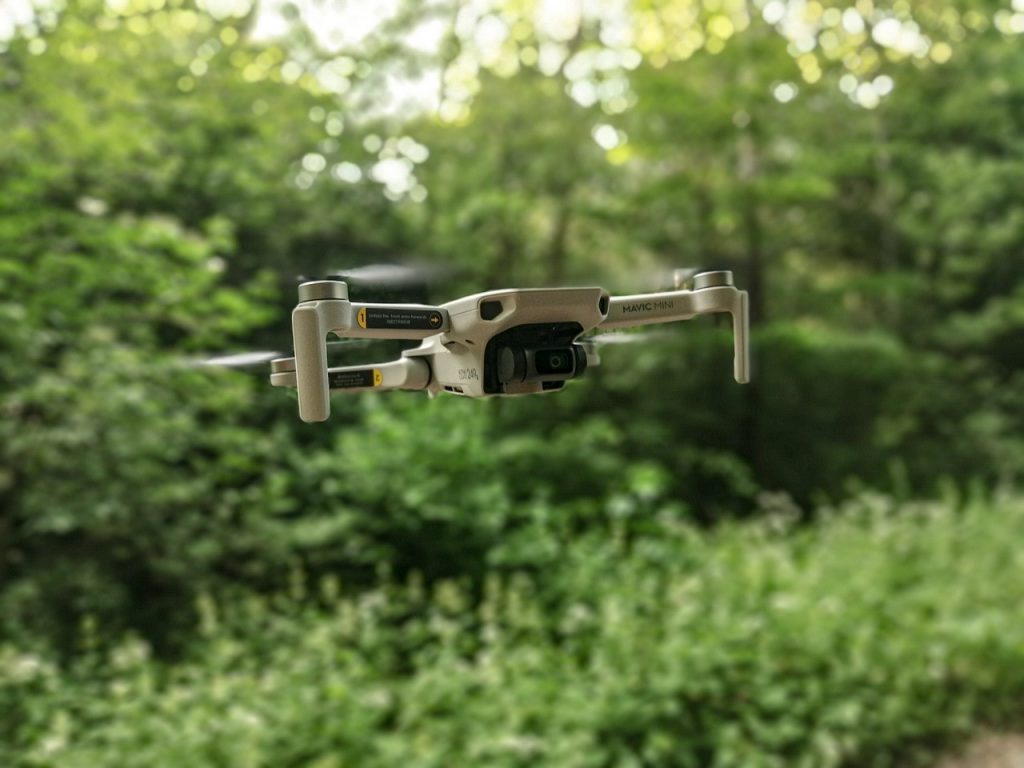 A megvásárolt permetező drónt regisztrálni szükséges a Légiközlekedési Hatóság elektronikus felületén. Emellett a drónnal végezni kívánt műveletekre felelősségbiztosítást is kell kötni, hasonlóan a közúti közlekedésben részt vevő járművekhez.
