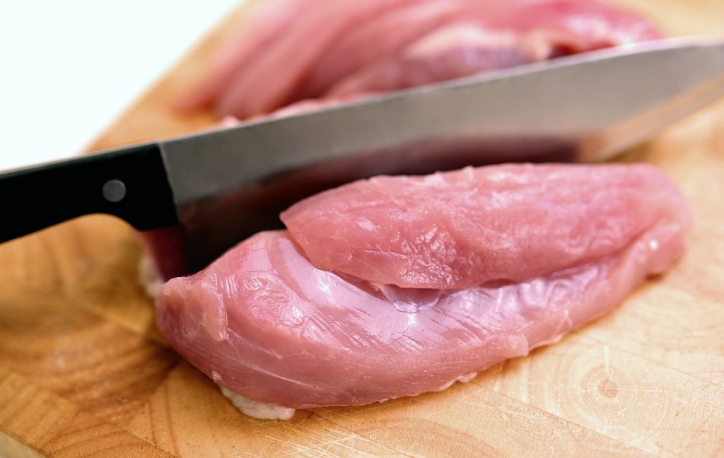  A tetemek húsdarabokra történő szétválasztása is trükkös volt: elég nehéz megtanítani az embereket arra, hogyan kell precízen használni a kést
