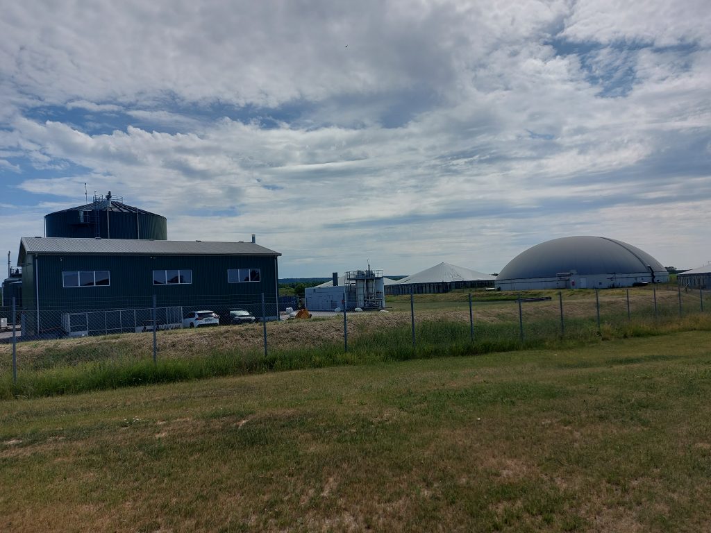 Biogáz üzem Svédországban, mellette a szennyvízből előállított műtrágya gyártó központ - Fotó: Magro.hu, CSZS, Billesholm