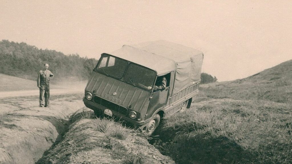 Bár a terepen végzett teszteken meggyőző volt a Škoda Typ 998 Agromobil nevű jármű, végül nem került gyártásba
