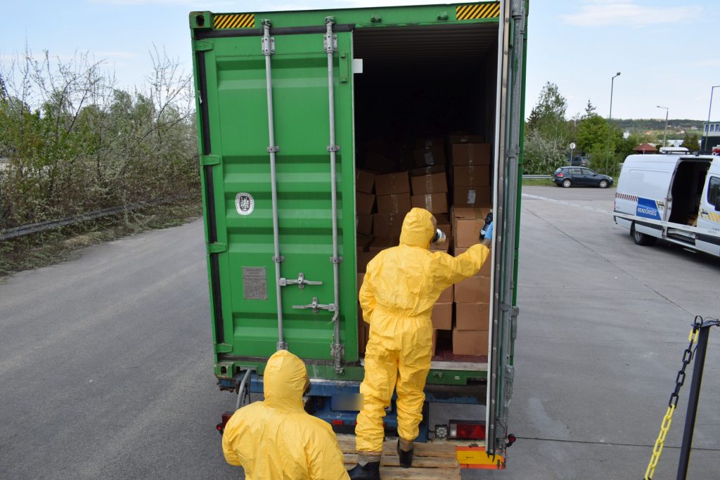 Rekordfogás - 13 tonna ecstasy előállításához alkalmas anyagot találtak meg a soproni NAV-osok, amit 19 további tonna felderítésével bővítettek a kiterjedt nyomozás eredményeként