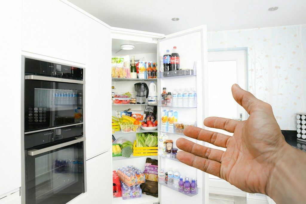 A hűtőben tárolás lényege, hogy az élelmiszer olyan hőmérsékleten van, amin a minőségromlását előidéző mikroorganizmusok nem találják meg az életfeltételeiket, táplálkozásuk és a szaporodásuk is gátolt.