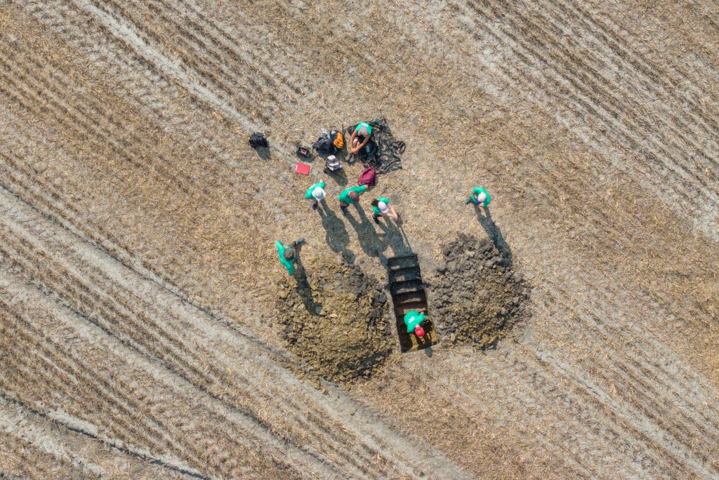 Drónfelvételen az V. Extrém talajtani tábor egyik talajszelvénye és a programok résztvevői- Fotó: KITE Zrt.