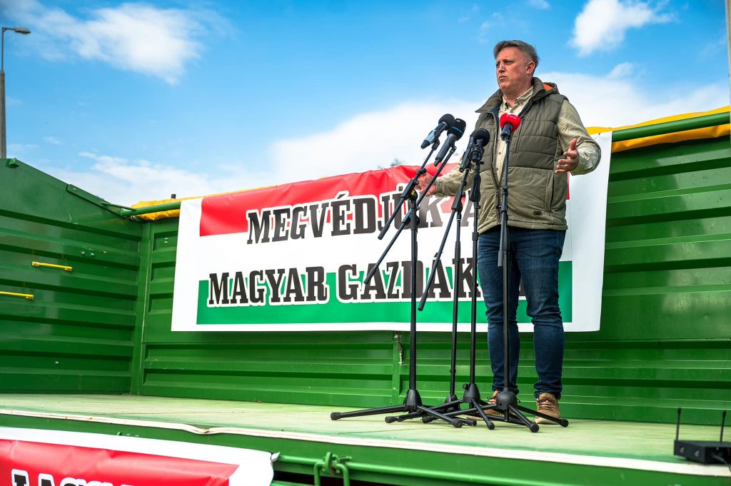 Győrffy Balázs, a Nemzeti Agrárgazdasági Kamara elnöke Záhonyban, a MAGOSZ-szal közösen szervezett gazdatüntetésen