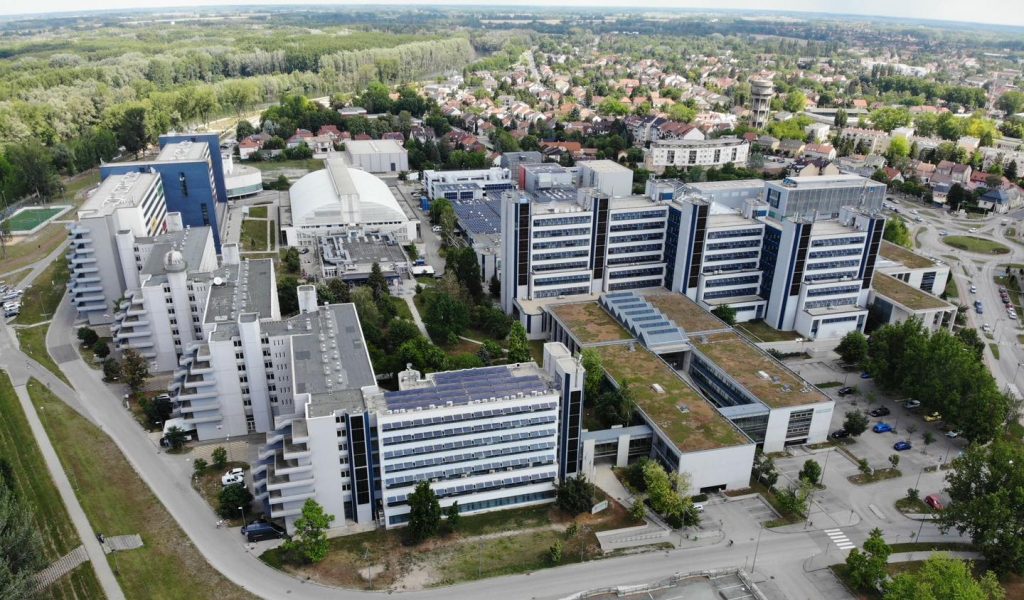Közel kétmilliárd forintos támogatással segíti a Széchenyi István Egyetemért Alapítvány az egyetem kompetenciaközpontjaiban megfogalmazott kutatás-fejlesztési és innovációs projektek megvalósítását - Fotó: SZE