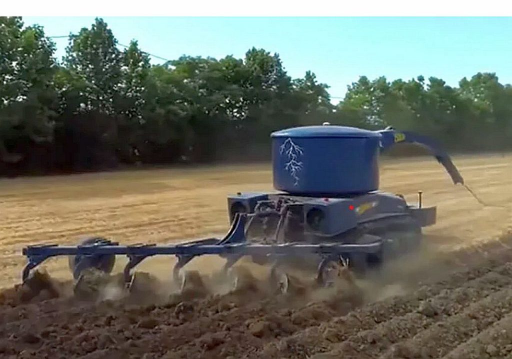 Az EXE-E traktort 7 soros fordítható ekével tesztelték, akkumulátorok nélkül – Pillanatkép az OXE-E videójából