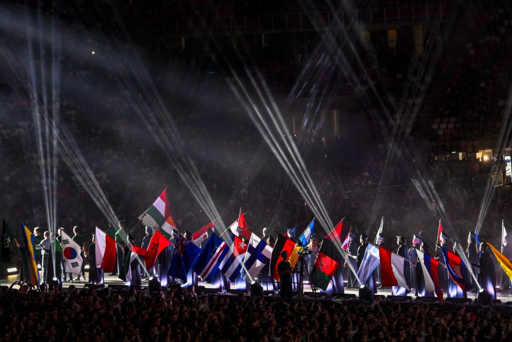 Nemzeteik zászlóival vonulnak be a magyar és a külföldi hallgatók a Debreceni Egyetem yoUDay - Te napod - című tanévnyitó stadionshow-ján a debreceni Nagyerdei Stadionban - MTI/Czeglédi Zsolt