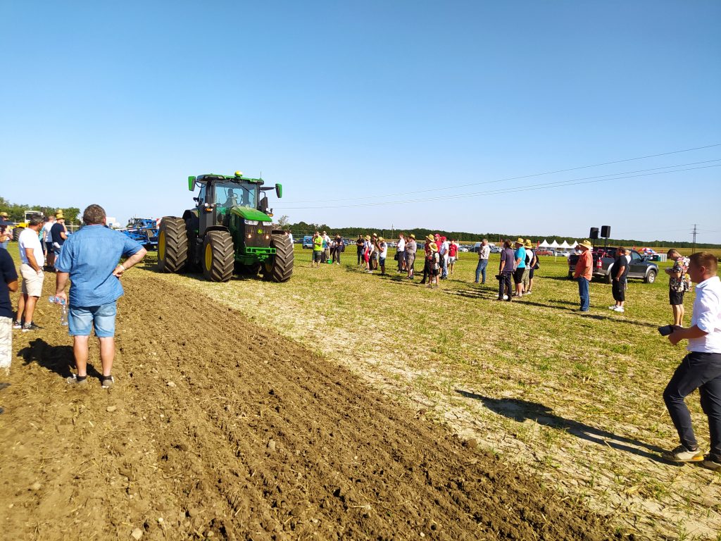 John Deere traktor és Köckerling munkagép bemutató közben, Bábolnán, a 36. Gazdanapok csütörtöki délutánján, 2023. szeptember 7-én