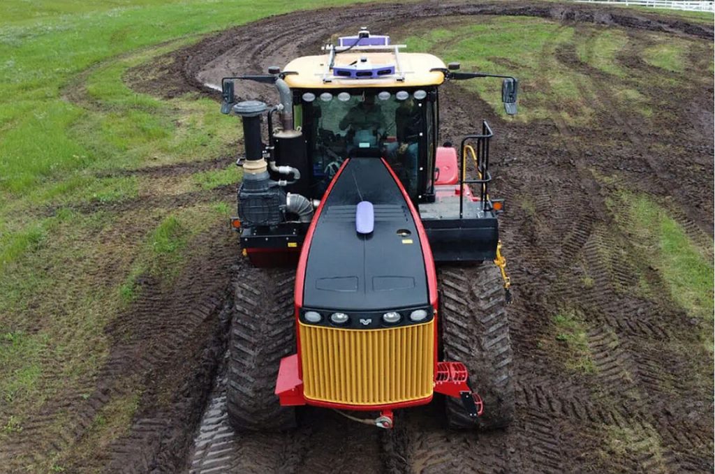 A kanadai Mojow Autonomous Solutions Inc. (Mojow), a mezőgazdasági gépek autonóm szoftvereit fejlesztő cég idén nyáron partnerséget kezdett a traktorgyártó Versatile-lel, a Buhler Industries Inc. részlegével