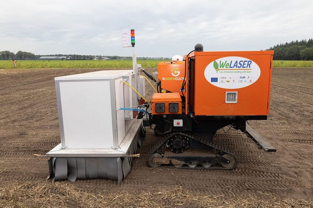  Az autonóm Agreenculture CEOL robotjármű a pályákon, mögötte a WeLaser lézertechnológiát tartalmazó „fehér doboz”