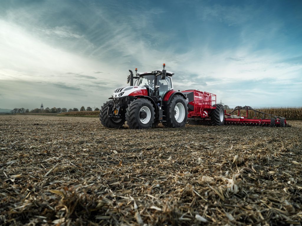 A Steyr 6280 Absolut CVT traktor legszembetűnőbb változása a korábbihoz képest 8 százalékkal nagyobb vezetőfülke