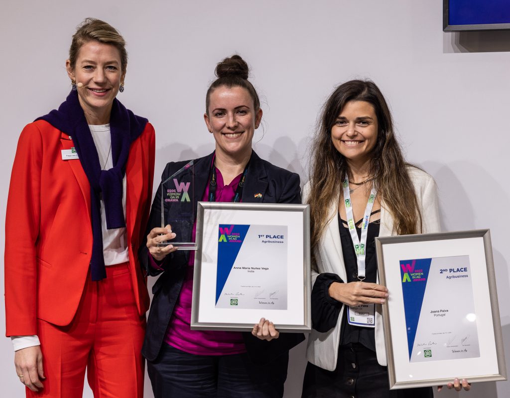 Freya von Czettritz (balra) a díjazottakkal: középen Anna Maria Nunez Vega, jobbra Joana Paiva - AGRIBUSINESS kategória