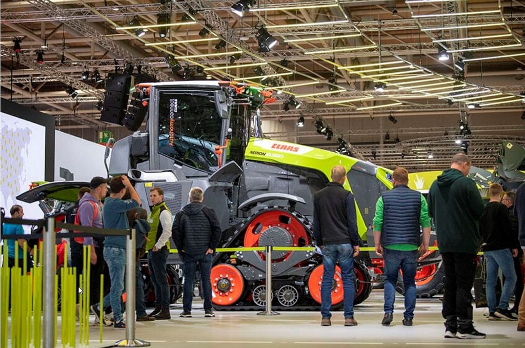 Az önjáró traktor. A jövőben a gazdálkodók és a vállalkozók háromféle kormányzási lehetőség közül választhatnak: vezetői asszisztens, másodpilóta vagy robotpilóta.