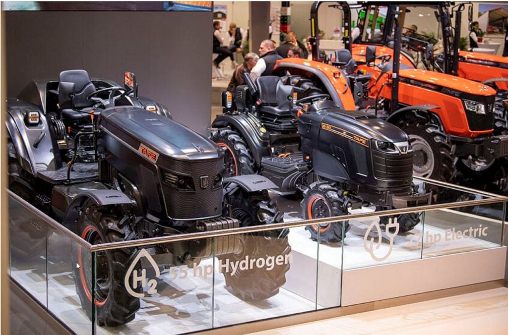 Két figyelemre méltó traktor az indiai Tafe traktorgyártó cégtől: balra egy hidrogénnel, jobbra egy elektromos traktor. 