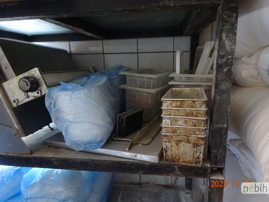 A Vác főutcáján található élelmiszeripari üzemben súlyos higiéniai problémákkal és nyomonkövetési hiányosságokkal szembesültek a szakemberek - Fotó: Nébih