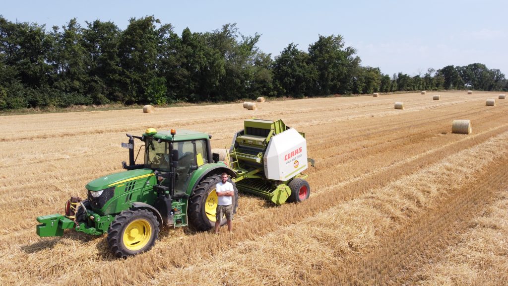 Derdák Gábor óvári gazdász a sertéshizlalás mellett 50 hektáron szántóföldi növényeket termeszt a családi gazdaságukban