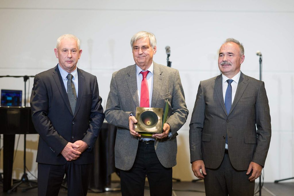 Balról Takács Géza, jobbról Nagy István fogja közre dr. Láng Lászlót, aki a magyar vetőmagágazat érdekében vállalt, nemzetközi szinten is elismert tevékenységéért kapott díjat