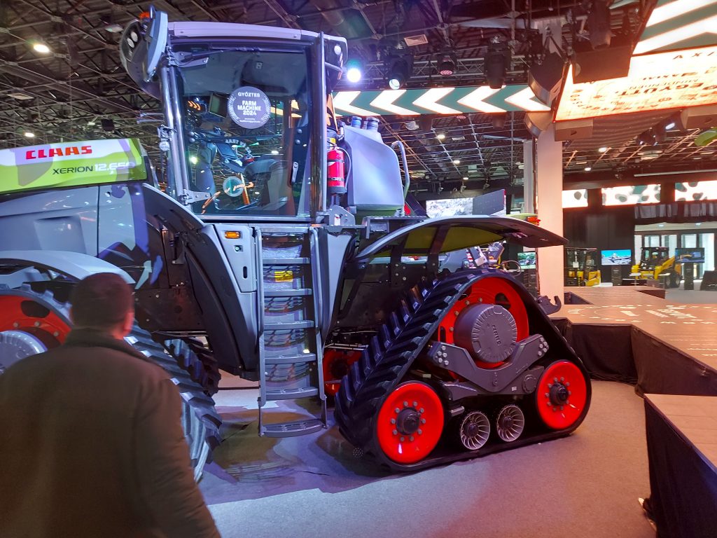 Az egyik legtöbb elismerést a CLAAS új XERION modellje hozta el, mely megkapta a Farm Machine 2024 díjat, a Tractor of the Year 2024 címet, valamint az AgrárgépShow Nemzetközi Termékfejlesztési Díj Gépesítés kategóriájának Nagydíját is - Fotó: Magro.hu, CSZS, Budapest