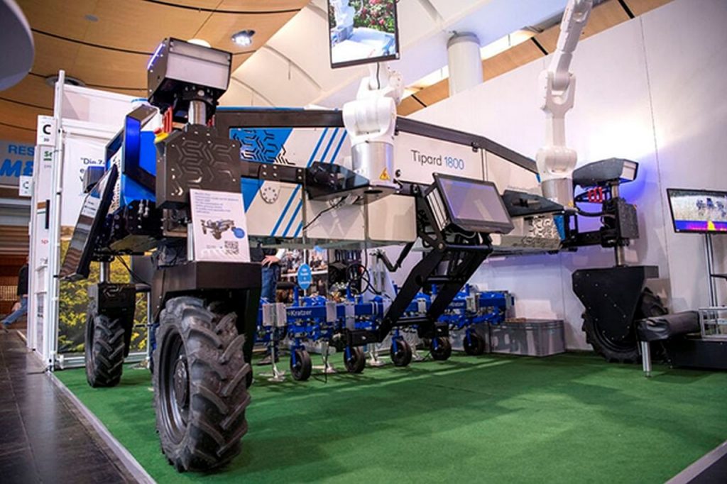A német Digital Workbench mérnöki vállalat az Agritechnica szakkiállításon mutatta be a Tipard 1800 szántóföldi robotot. A Tipard 1800 egy moduláris, autonóm szerszámhordozó, amelyet nemcsak kapálógépekhez, hanem sok más alkalmazáshoz is szánnak. 